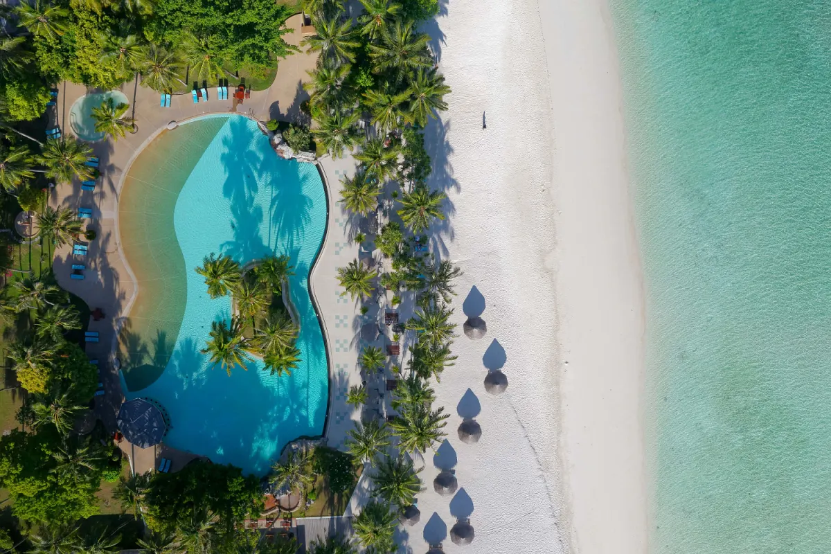 Sun Island Resort & Spa (Villa Park) — бассейн с островками зелени у пляжа с высоты