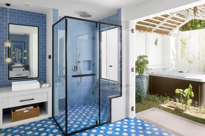 Sun Island Resort & Spa (Villa Park), Мальдивы — ванная Sun Island Resort & Spa (Villa Park) — ванная комната с синей плиткой и джакузи во дворе