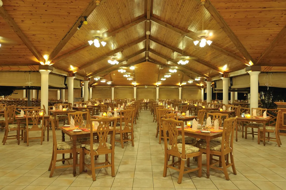 Sun Island Resort & Spa (Villa Park) — просторный ресторан с деревянной крышей и множеством столов