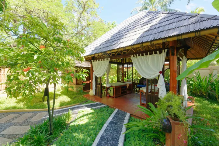 Sun Island Resort & Spa (Villa Park), Мальдивы — спа Sun Island Resort & Spa (Villa Park) — открытый деревянный павильон для массажа среди зелени