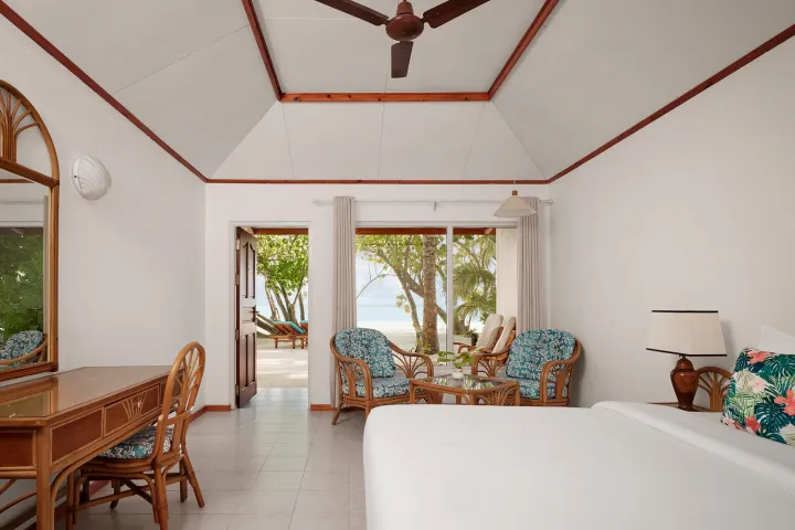 Sun Island Resort & Spa (Villa Park), Мальдивы — интерьер виллы Sun Island Resort & Spa (Villa Park) — светлая спальня с выходом на песчаный пляж