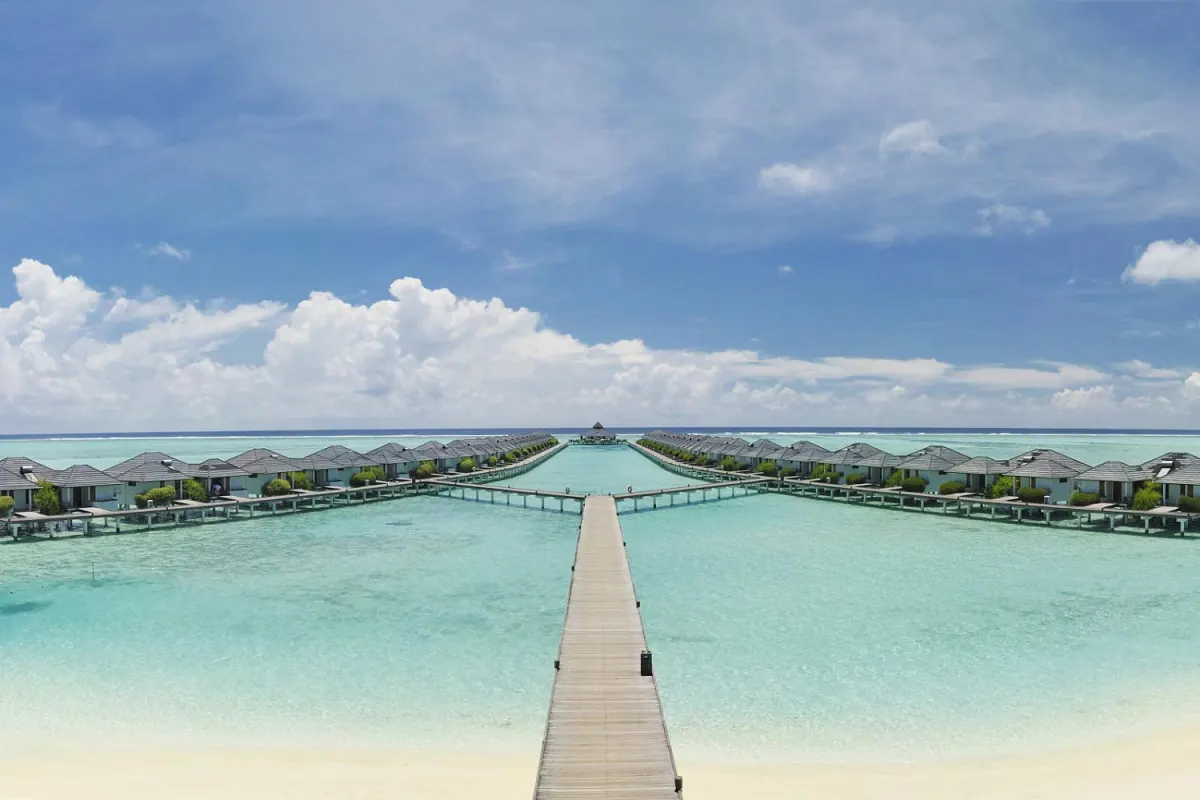 Sun Island Resort & Spa (Villa Park) — пирс и ряды вилл на воде над лагуной