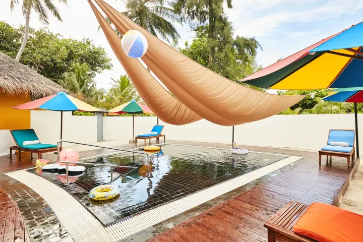 Sun Siyam Iru Fushi, Мальдивы — для детей Sun Siyam Iru Fushi — детский бассейн с тентом от солнца
