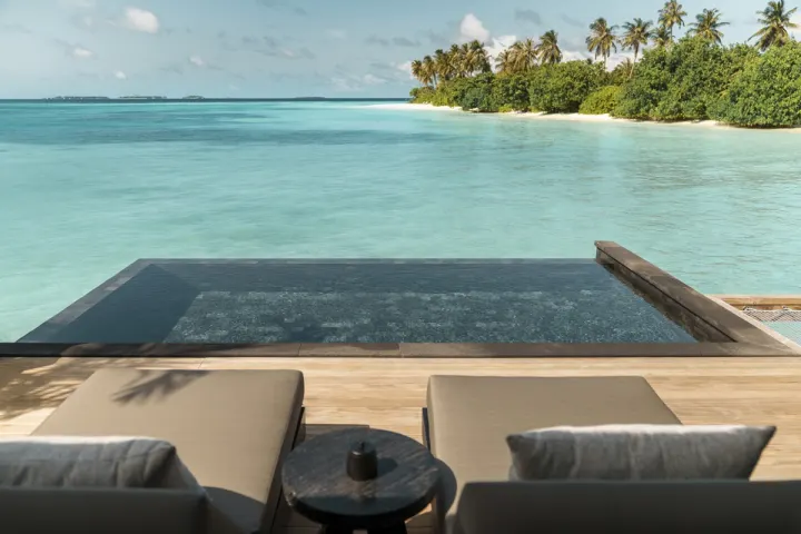 Sun Siyam Iru Fushi, Мальдивы — бассейн Sun Siyam Iru Fushi — инфинити-бассейн с видом на бескрайний океан