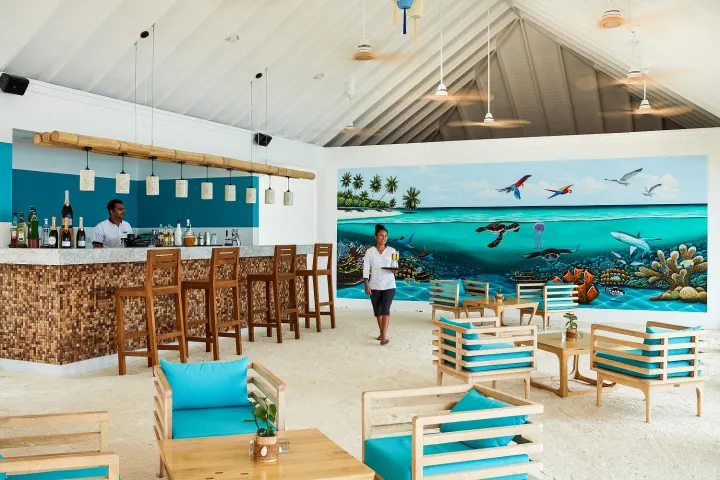 Sun Siyam Olhuveli, Мальдивы — бар Sun Siyam Olhuveli — барная стойка с росписью на стене