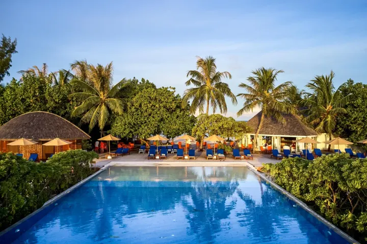 Sun Siyam Olhuveli, Мальдивы — бассейн Sun Siyam Olhuveli — большой общий бассейн с шезлонгами