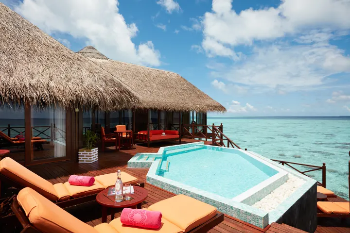 Sun Siyam Vilu Reef, Мальдивы — вилла на воде Sun Siyam Vilu Reef — вилла на воде с бассейном на террасе