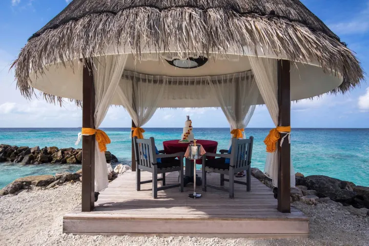 Taj Coral Reef Resort & Spa — украшенный павильон для романтического ужина у воды