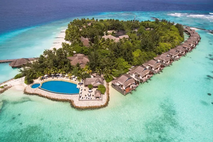 Taj Coral Reef Resort & Spa — остров с бассейном и водными виллами с высоты