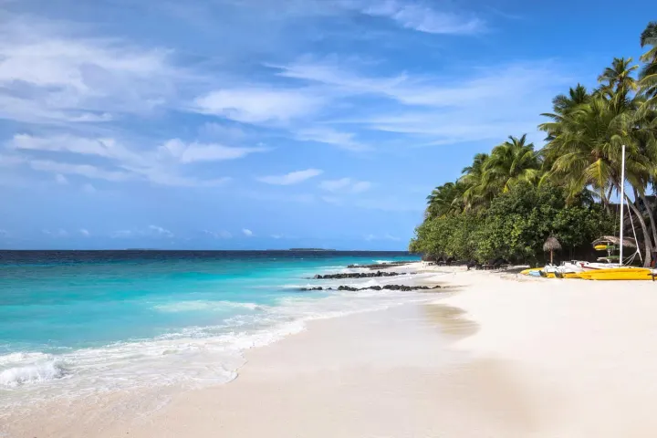 Taj Coral Reef Resort & Spa — пляж с белоснежным песком и бирюзовой водой