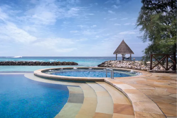 Taj Coral Reef Resort & Spa — инфинити бассейн свободной формы с видом на океан
