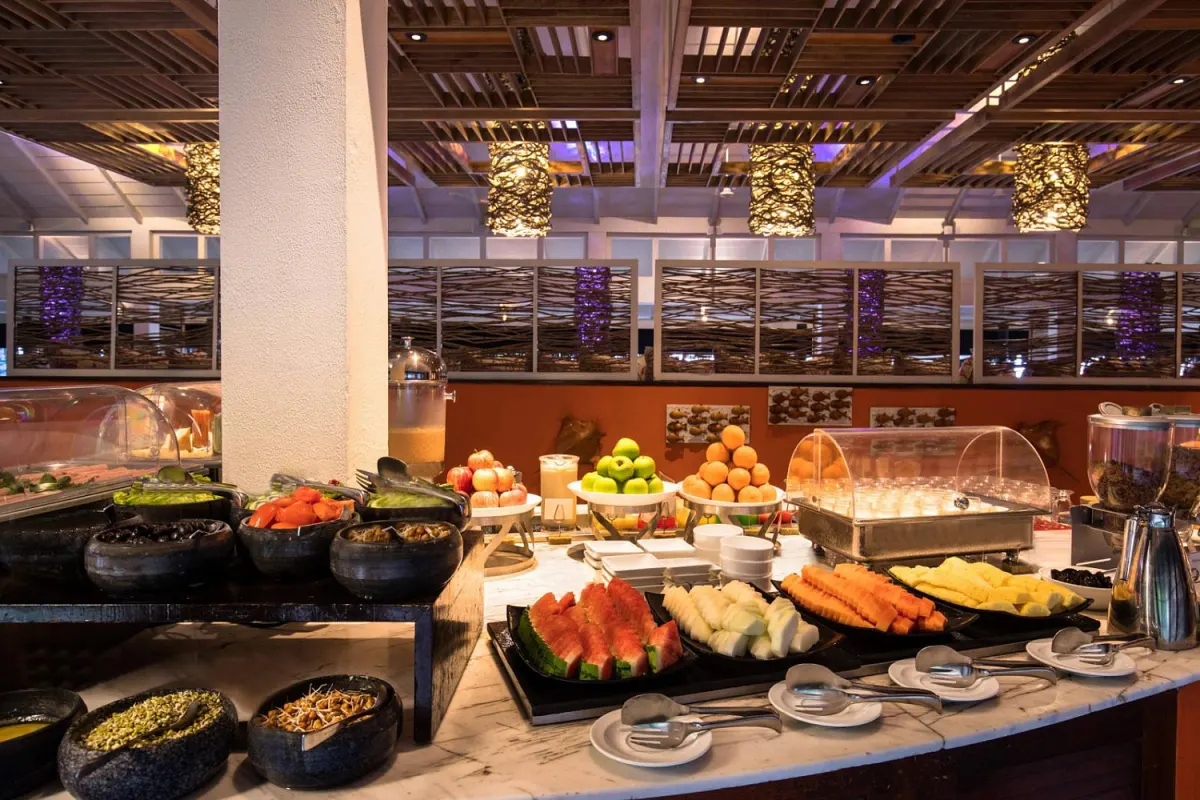 Taj Coral Reef Resort & Spa — шведский стол со свежими фруктами на завтрак