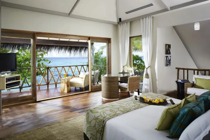 Taj Coral Reef Resort & Spa — двухуровневая спальня виллы с панорамным окном