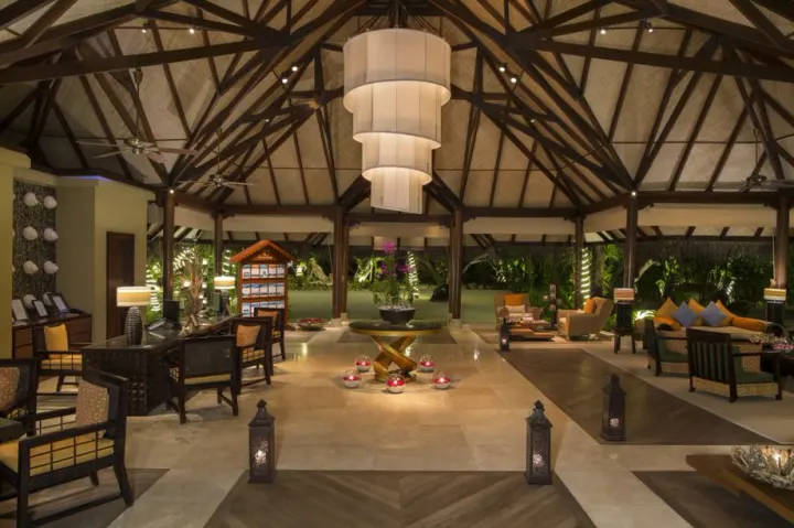 Taj Exotica Resort & Spa, Мальдивы — прибытие Taj Exotica Resort & Spa — просторное лобби отеля с мягкими зонами отдыха