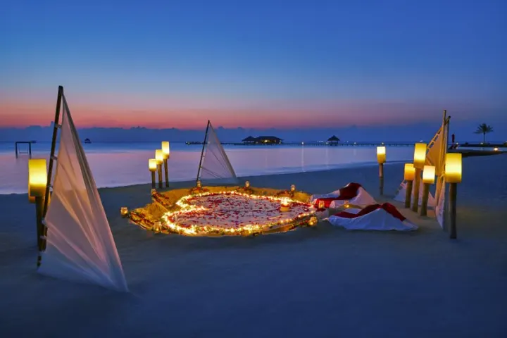 Taj Exotica Resort & Spa, Мальдивы — пляж Taj Exotica Resort & Spa — романтическая композиция со свечами на вечернем пляже