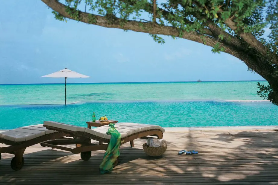 Taj Exotica Resort & Spa — шезлонги у инфинити бассейна с видом на океан