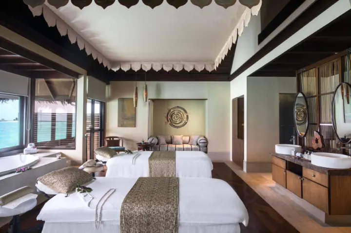 Taj Exotica Resort & Spa, Мальдивы — спа Taj Exotica Resort & Spa — просторный спа-кабинет для двоих с панорамным видом