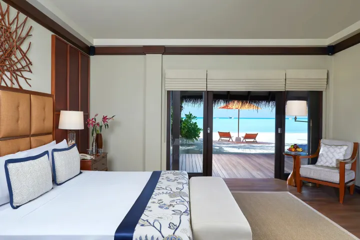 Taj Exotica Resort & Spa, Мальдивы — интерьер виллы Taj Exotica Resort & Spa — светлая спальня виллы с выходом на террасу