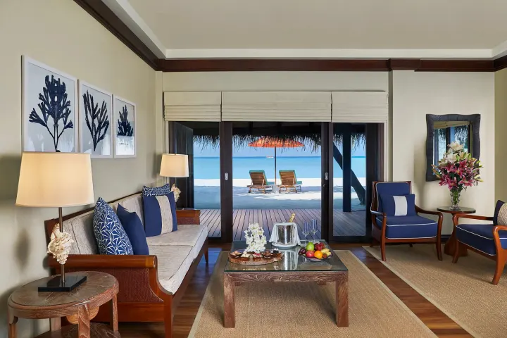 Taj Exotica Resort & Spa, Мальдивы — интерьер виллы Taj Exotica Resort & Spa — светлая гостиная виллы с выходом на пляж