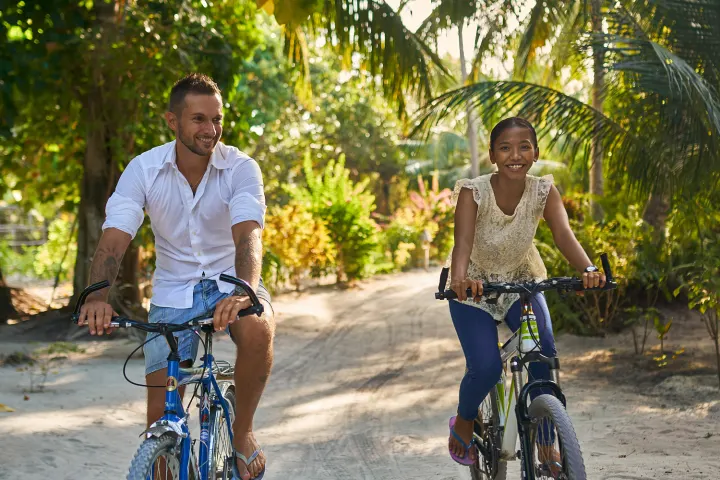 The Barefoot Eco Hotel, Мальдивы — развлечения The Barefoot Eco Hotel — велосипеды для прогулок по протяжённому зелёному острову и тропическому лесу