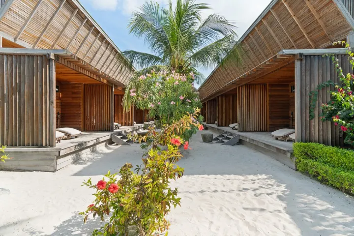 The Barefoot Eco Hotel, Мальдивы — вилла на пляже The Barefoot Eco Hotel — береговые корпуса и номера с верандами среди пальм у самого пляжа