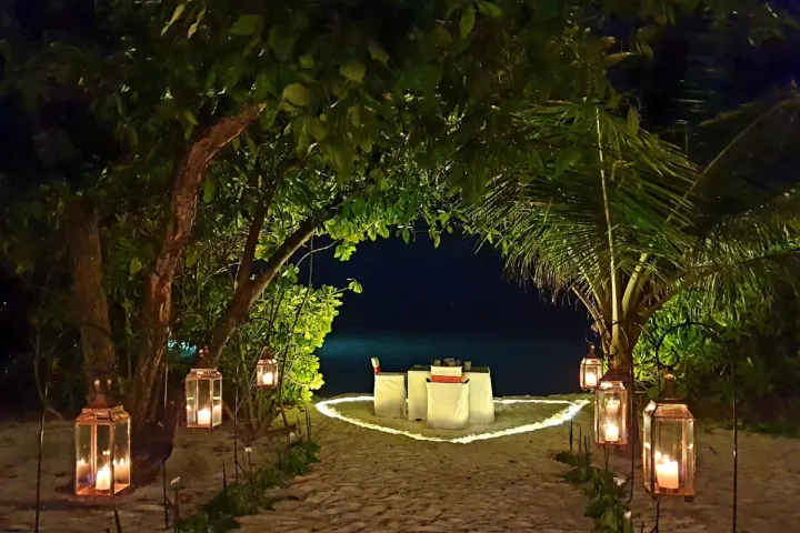 The Barefoot Eco Hotel, Мальдивы — ресторан The Barefoot Eco Hotel — романтический ужин при свечах на открытой террасе ресторана у воды