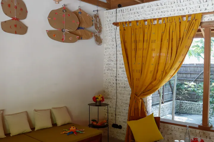 The Barefoot Eco Hotel, Мальдивы — интерьер виллы The Barefoot Eco Hotel — просторная гостиная приватной виллы с отделкой из натурального дерева
