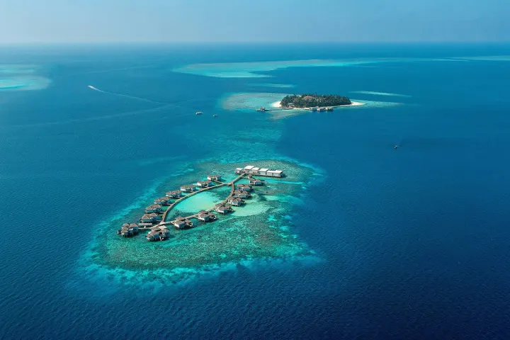 The Halcyon Private Isles Maldives (ex. Raffles Meradhoo), Мальдивы — вид сверху The Halcyon Private Isles Maldives (ex. Raffles Meradhoo) — панорамный вид с воздуха на основной остров и бирюзовую лагуну атолла
