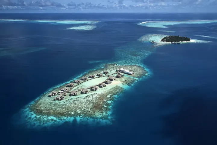 The Halcyon Private Isles Maldives (ex. Raffles Meradhoo), Мальдивы — вид сверху The Halcyon Private Isles Maldives (ex. Raffles Meradhoo) — вид с высоты на отдельный надводный комплекс вилл посреди кораллового рифа