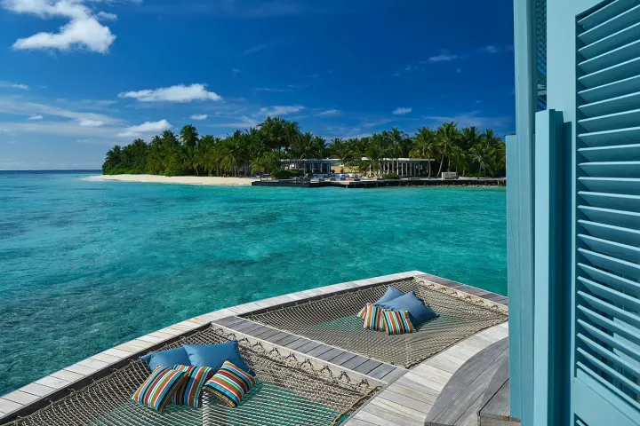 The Halcyon Private Isles Maldives (ex. Raffles Meradhoo), Мальдивы — прибытие The Halcyon Private Isles Maldives (ex. Raffles Meradhoo) — павильон прибытия на деревянном пирсе над бирюзовой водой лагуны
