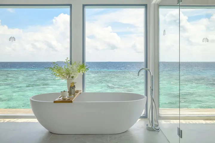 The Halcyon Private Isles Maldives (ex. Raffles Meradhoo), Мальдивы — ванная The Halcyon Private Isles Maldives (ex. Raffles Meradhoo) — мраморная ванная комната водной резиденции с панорамным окном на океан