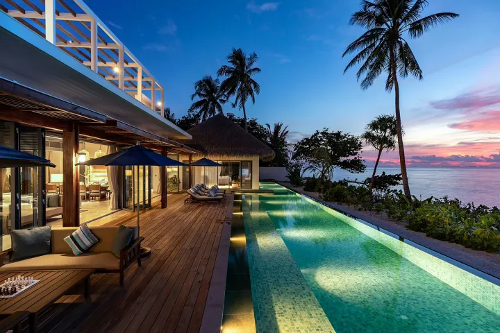 The Halcyon Private Isles Maldives (ex. Raffles Meradhoo), Мальдивы — вилла на пляже The Halcyon Private Isles Maldives (ex. Raffles Meradhoo) — королевская резиденция с сорокаметровым бассейном и просторной террасой у пляжа