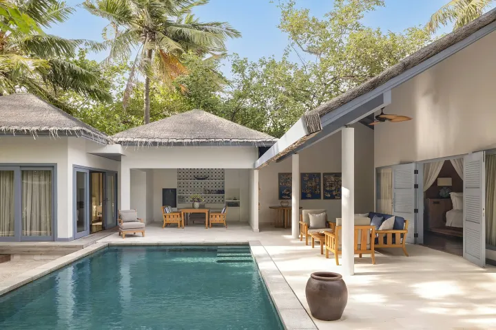 The Halcyon Private Isles Maldives (ex. Raffles Meradhoo), Мальдивы — интерьер виллы The Halcyon Private Isles Maldives (ex. Raffles Meradhoo) — светлая гостиная океанской резиденции с колониальным декором и высокими потолками