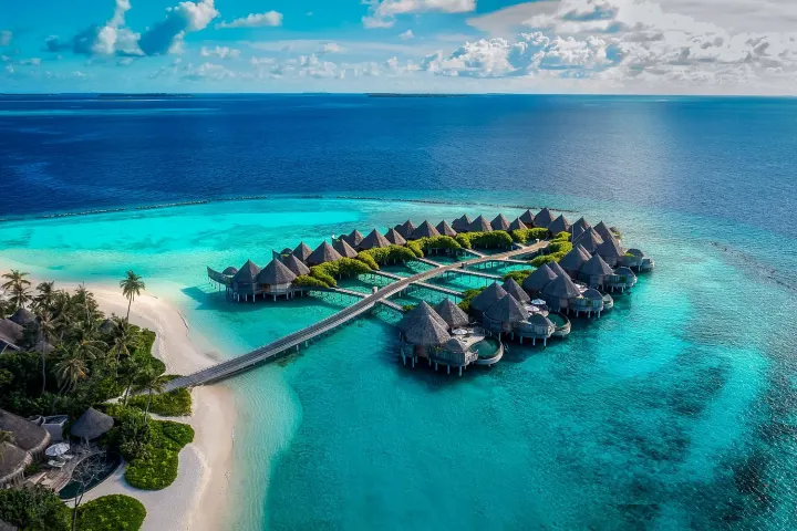 The Nautilus Maldives — вид сверху на уединённый частный остров и коралловый риф