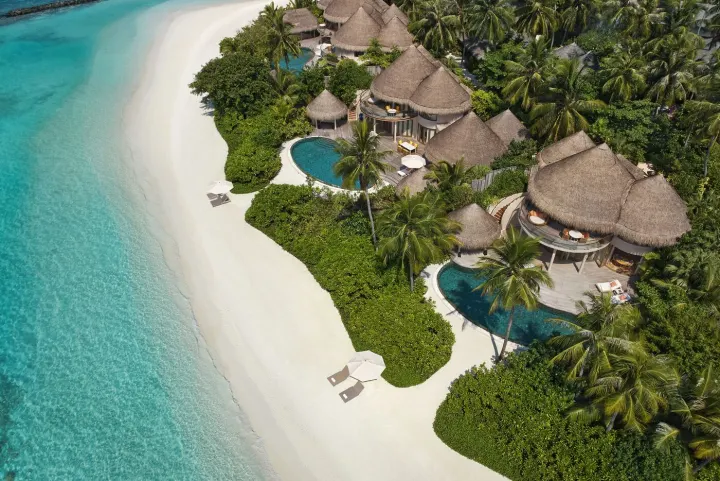 The Nautilus Maldives — вид сверху на пляжную резиденцию у бирюзовой лагуны