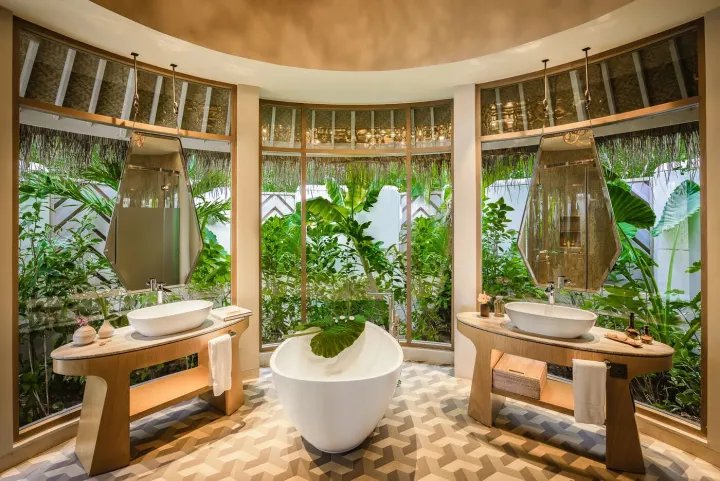 The Nautilus Maldives — просторная ванная комната пляжной виллы с отдельной купелью
