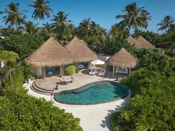 The Nautilus Maldives — пляжная вилла среди тропической зелени у берега океана