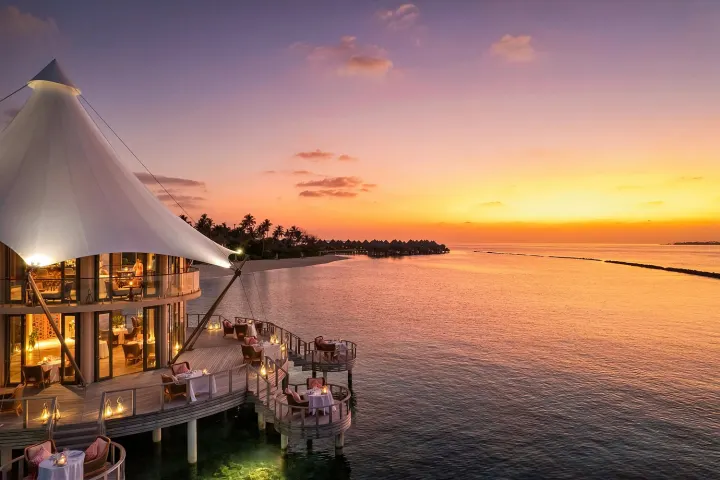 The Nautilus Maldives — надводный ресторан средиземноморской кухни на закате
