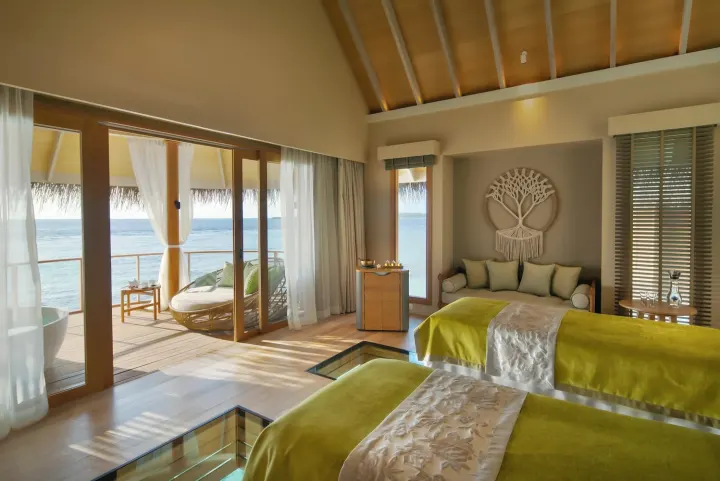 The Nautilus Maldives — процедурный павильон спа-центра над прозрачной водой лагуны