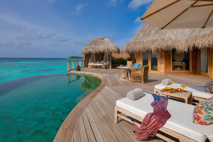The Nautilus Maldives — терраса водной резиденции с панорамным бассейном над лагуной