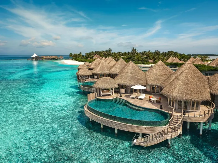 The Nautilus Maldives — экстерьер просторной водной резиденции на сваях в океане