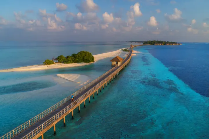 The Residence Maldives at Dhigurah — велосипедная прогулка по километровому мосту между двумя островами