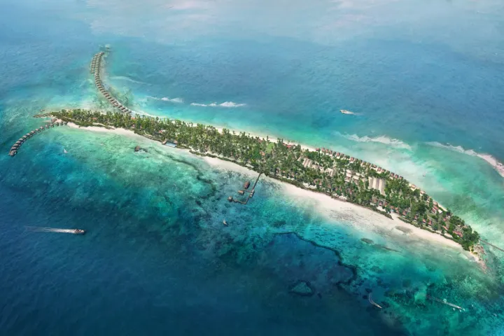 The Residence Maldives at Dhigurah — панорама большого зеленого острова и бирюзовой лагуны с высоты
