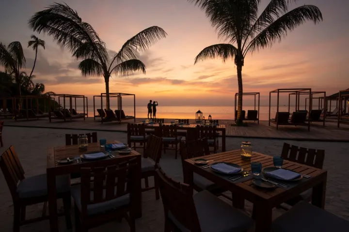 The Residence Maldives at Dhigurah — средиземноморское кафе и бар у бассейна на закате