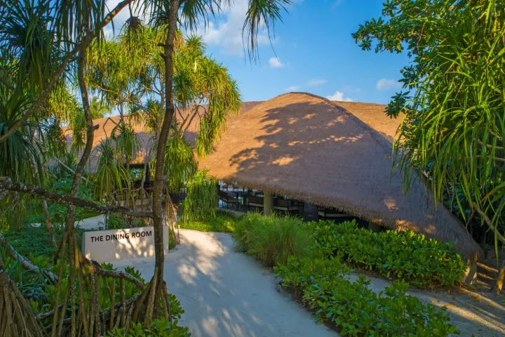 The Residence Maldives at Dhigurah — главный ресторан международной кухни с террасой у лагуны