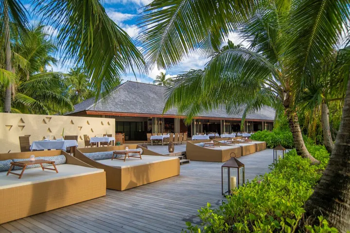 The Residence Maldives at Dhigurah — ресторан кантонской кухни в тропическом саду