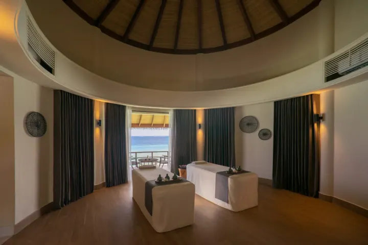 The Residence Maldives at Dhigurah — павильон спа-комплекса над водой с панорамным видом