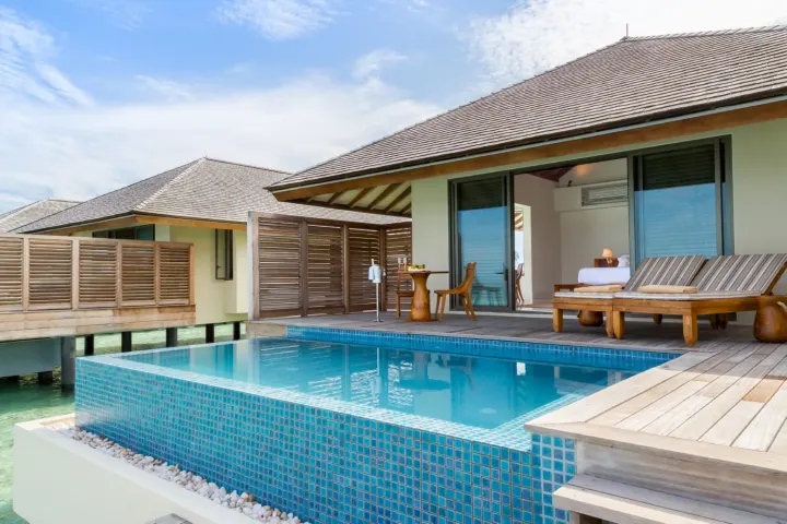 The Residence Maldives at Dhigurah — водная вилла с панорамным бассейном и спуском в лагуну