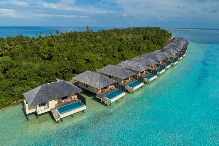 The Residence Maldives at Dhigurah — виллы с бассейнами вдоль изгиба лагуны с видом сверху