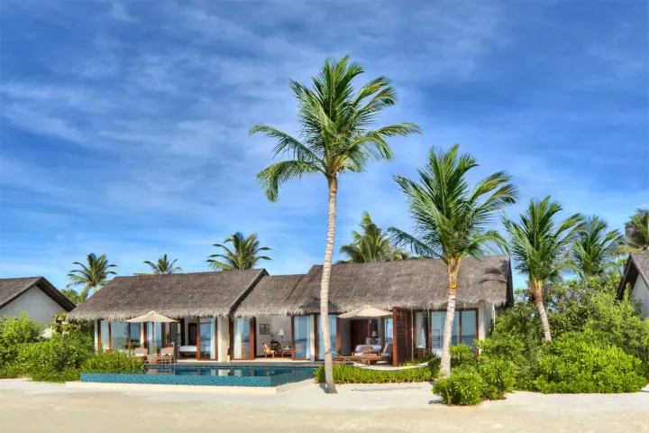 The Residence Maldives at Falhumaafushi — панорамный вид с воздуха на остров, причал и бирюзовую лагуну атолла